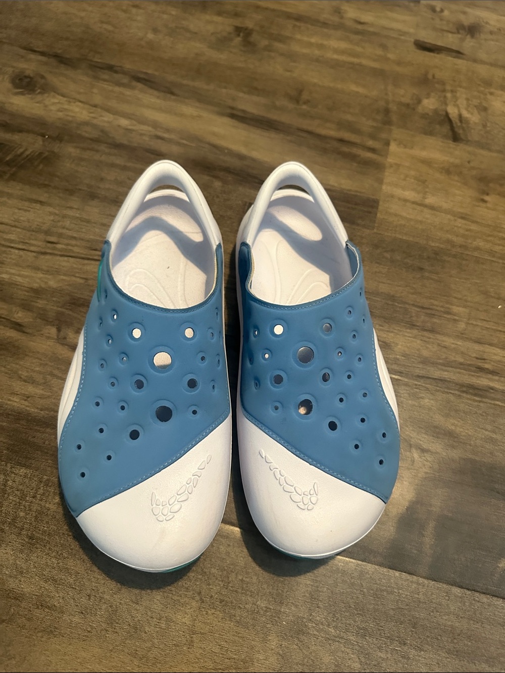 Nike Kids Aqua swoosh size 6